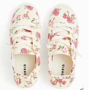 Ruched Floral Sneakers Size 8 wide 🌸